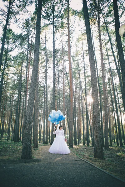 Hermosa novia con globos — Foto de Stock