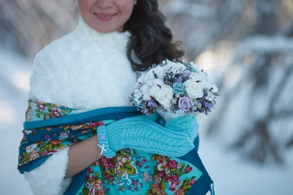 Bela noiva dançando no inverno — Fotografia de Stock