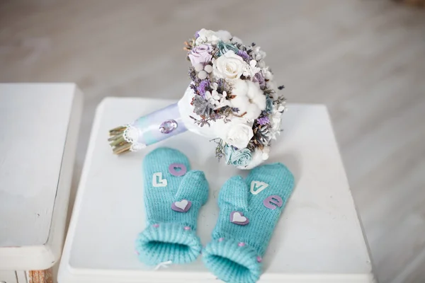 Winter wedding bouquet with mittens. — Stock Photo, Image