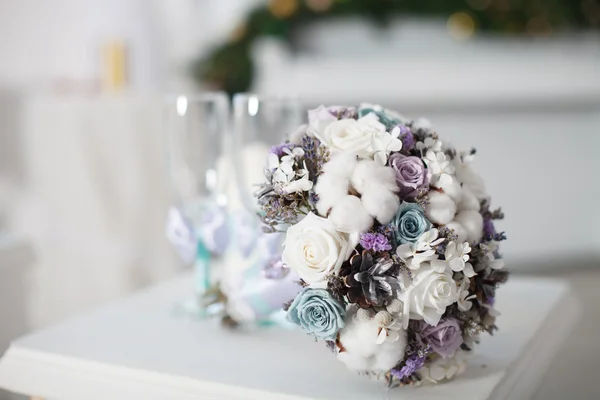 Winter wedding bouquet near glasses. — Stock Photo, Image