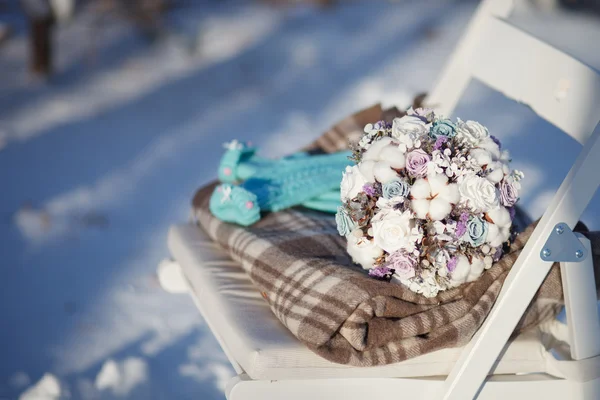 Bröllop bukett liggande på matta med vantar — Stockfoto