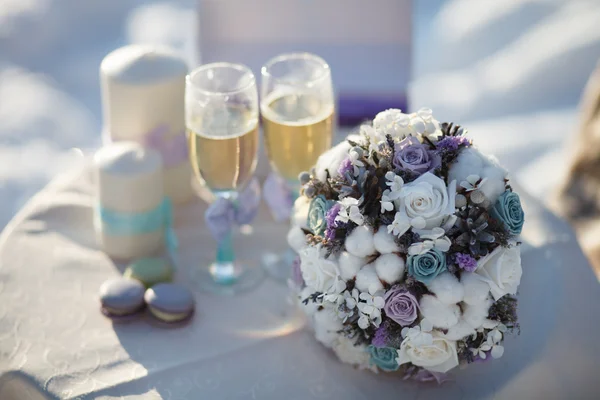 Wedding bouquet near candle in park. — Stock Photo, Image