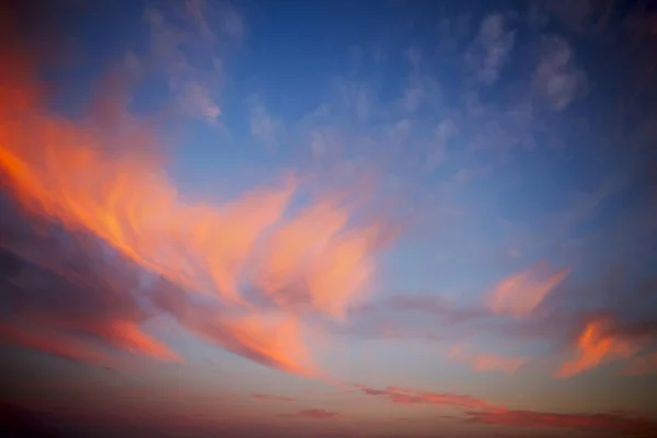 Guter Sonnenuntergang mit dramatischen Wolken — Stockfoto