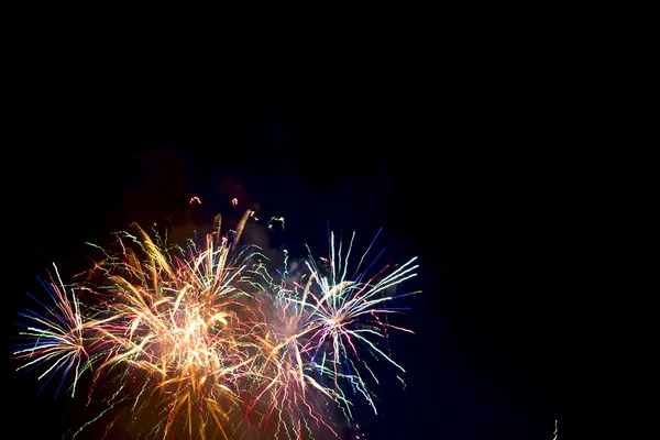 Fuegos artificiales de colores brillantes de varios colores en el cielo nocturno — Foto de Stock