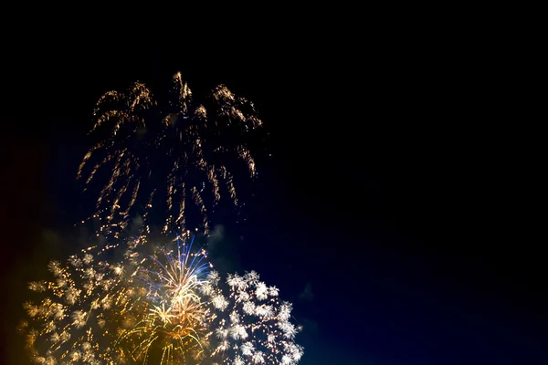 Buntes Feuerwerk in verschiedenen Farben über dem Nachthimmel — Stockfoto