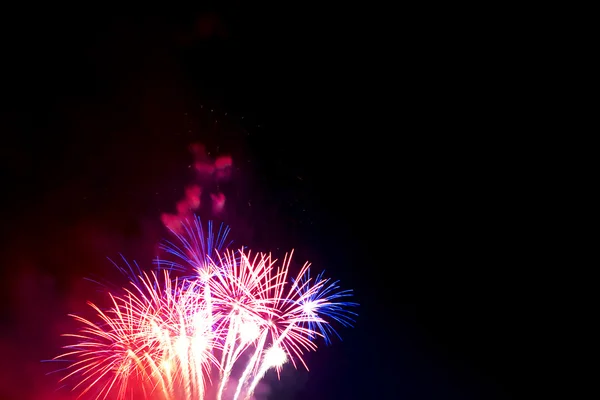 Fogos de artifício coloridos de várias cores sobre céu noturno — Fotografia de Stock