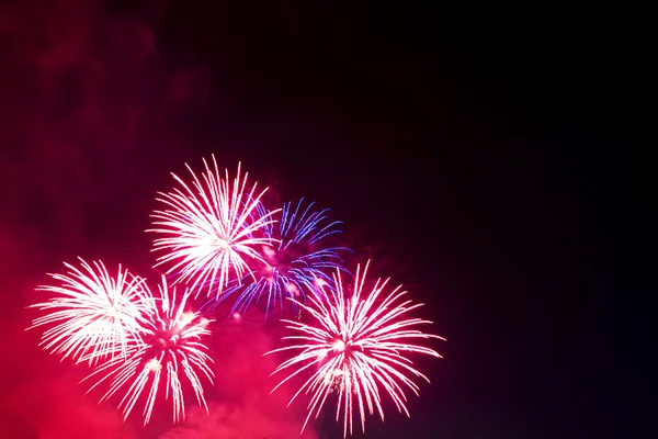 Gyönyörű színes ünnep tűzijáték a fekete ég háttér — Stock Fotó