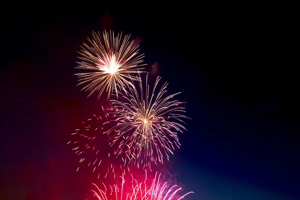 Farbenfrohes Feuerwerk über dunklem Himmel, das während einer Feier gezeigt wird lizenzfreie Stockfotos