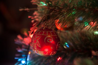 Noel ağacı ve süslemeler