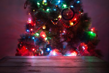 Noel tatil arka plan boş ahşap güverte masa üzerinde bokeh ile.