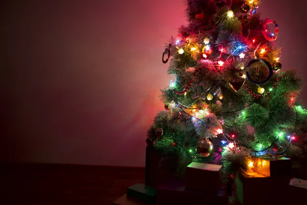 Prachtig versierde kerstboom — Stockfoto
