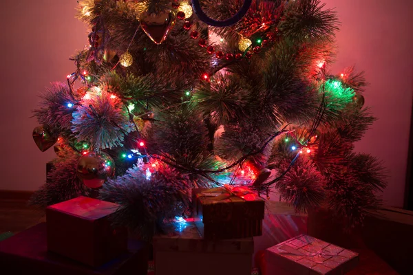 Arbre de Noël recouvert de neige avec lumières multicolores — Photo