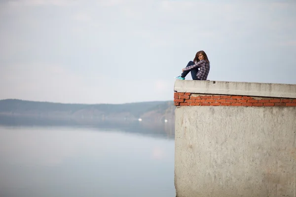 Mädchen auf dem Hintergrund des Sees — Stockfoto