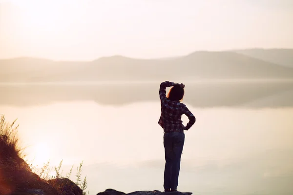 Ücretsiz ve rahatla. Güzel genç kadın. 