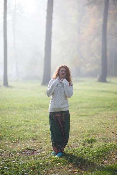 Junges Mädchen tanzt im Wald — Stockfoto