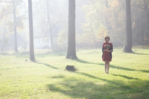 彼女の手に花を持つ森の妖精の女の子 — ストック写真