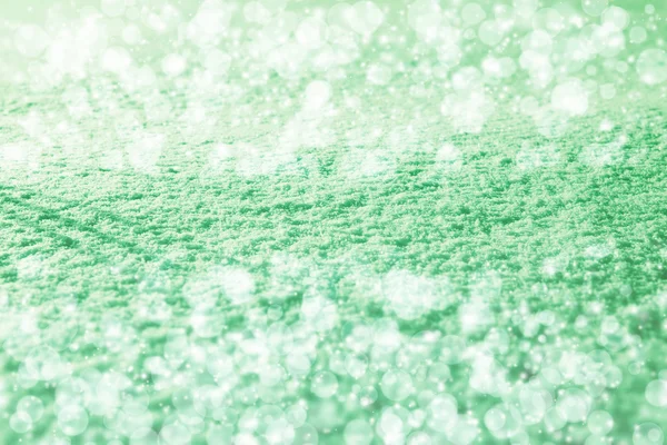 抽象的绿色背景。圣诞节背景与白色的雪花 — 图库照片