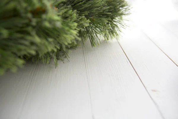 Fir kerstboom op een houten bord — Stockfoto