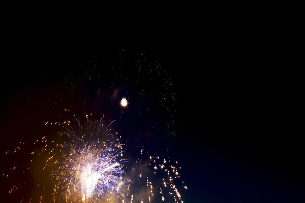 Fuegos artificiales coloridos de varios colores sobre el cielo nocturno —  Fotos de Stock