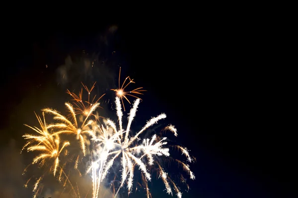 Fuochi d'artificio colorati di vari colori nel cielo notturno — Foto Stock