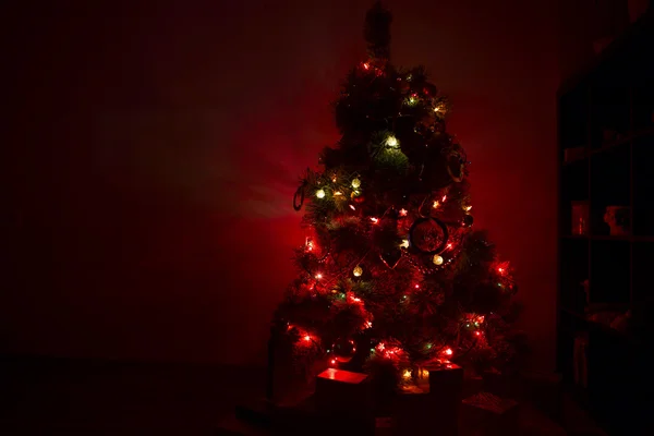 Bela árvore de Natal no fundo escuro — Fotografia de Stock