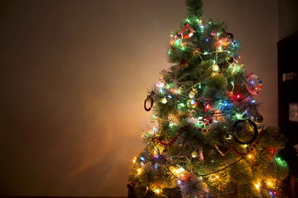 Vánoční strom vytváří nádherný bokeh světel — Stock fotografie
