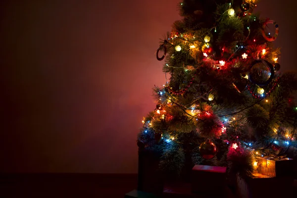 Arbre de Noël recouvert de neige avec lumières multicolores — Photo