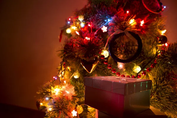 Árbol de Navidad bellamente decorado —  Fotos de Stock