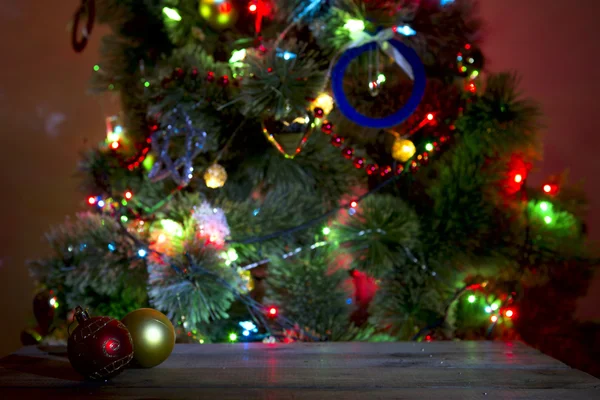 Vánoční dovolená pozadí s tabulkou prázdné dřevěné paluby nad bokeh. — Stock fotografie
