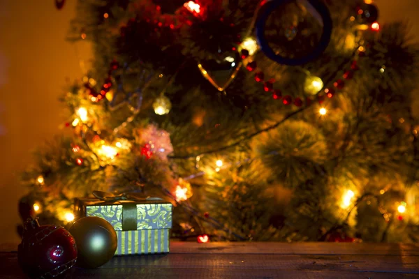 Noel tatil arka plan boş ahşap güverte masa üzerinde bokeh ile. 