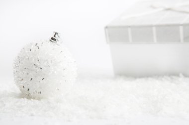 Noel hediyeleri beyaz zemin üzerine dekore edilmiştir