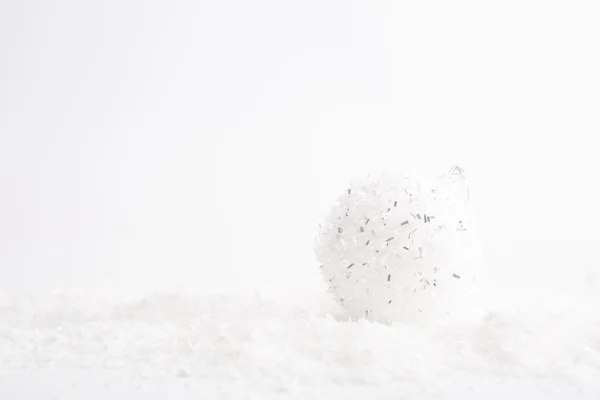 Świąteczne kulki na śniegu. — Zdjęcie stockowe