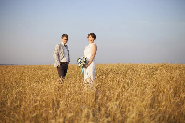 結婚式の日の新婚夫婦. — ストック写真