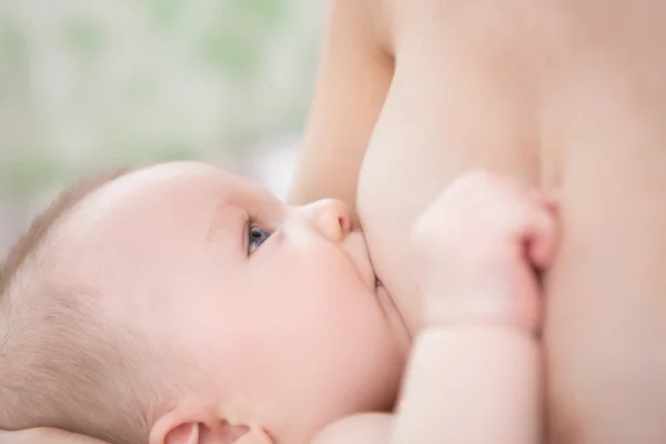 Weinig baby jongen borstvoeding geeft — Stockfoto