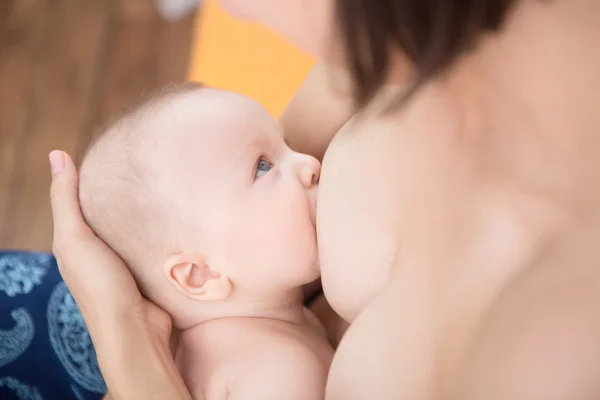 Madre está amamantando a un bebé recién nacido — Foto de Stock