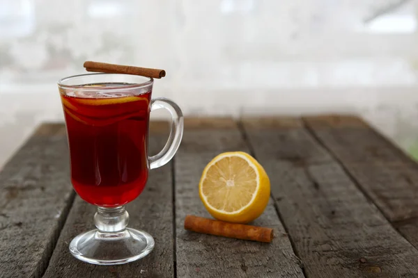 Mulled wine with spices on a table — Stock Photo, Image