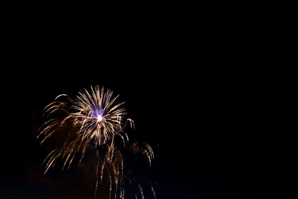 Fuegos artificiales de colores brillantes de varios colores en el cielo nocturno —  Fotos de Stock