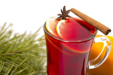 Baharat izole bir tablo ile mulled şarap 