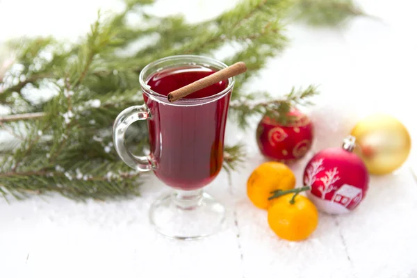 Glühwein mit Gewürzen auf einem Tisch — Stockfoto