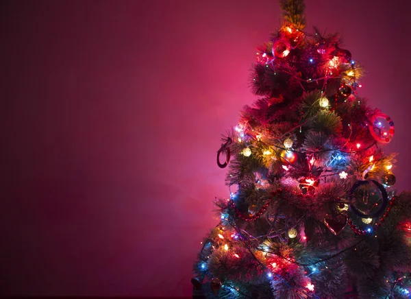 Krásný vánoční strom na tmavém pozadí — Stock fotografie