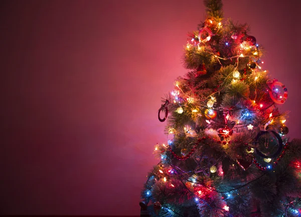 Prachtig versierde kerstboom — Stockfoto
