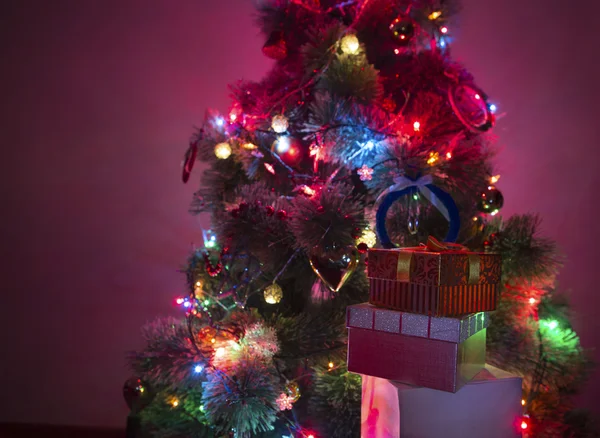 Bellissimo albero di Natale su sfondo scuro — Foto Stock