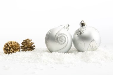 Noel dekorasyon kar iki kırmızı topları ile 