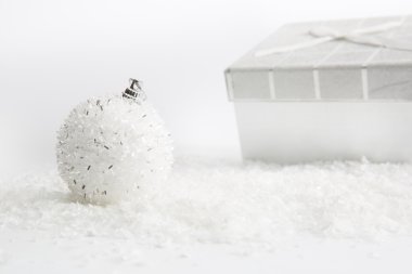 Noel hediyeleri beyaz zemin üzerine dekore edilmiştir