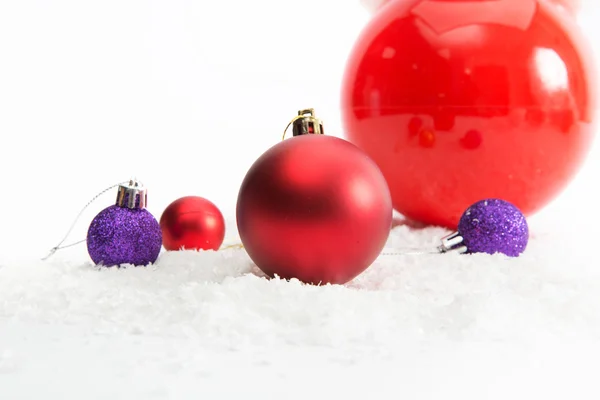 Рождественское украшение с шарами в снегу — стоковое фото