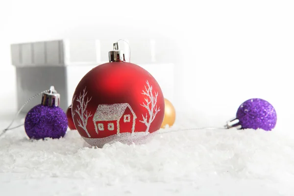 白い背景の上のクリスマスのギフトの装飾 — ストック写真