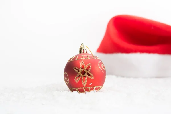 Bolas de Natal no fundo branco com chapéu — Fotografia de Stock