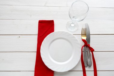 Bıçak, çatal ve ahşap masa üzerinde çanak