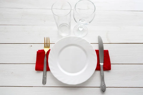 Cuțit, furculiță și farfurie deasupra mesei din lemn — Fotografie, imagine de stoc