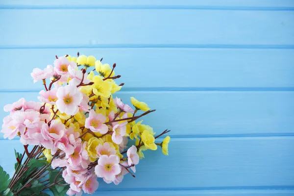 Весняний цвіт над дерев'яним тлом . — стокове фото